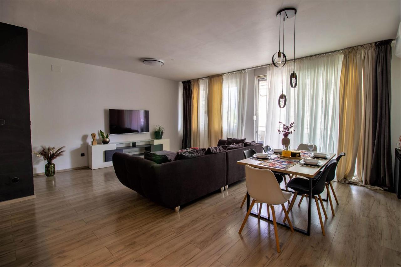 Modern Oasis Apartment Split Private Parking Exterior photo